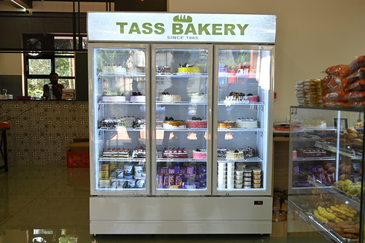 Plum cake season is here and Tass Bakery is the best! 🎄🎂